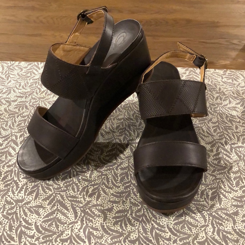 OluKai Women's Keha Sandal Dark Java